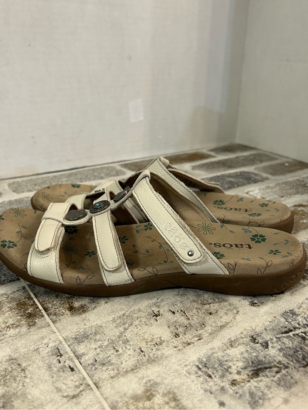 Taos Prize White Leather Triple-Strap Sandals with Decorative Medallions - Picture 3 of 9